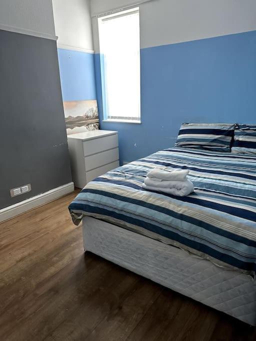 Spacious Holiday Home Near Tube Station - By Starlet Stays London Exterior photo